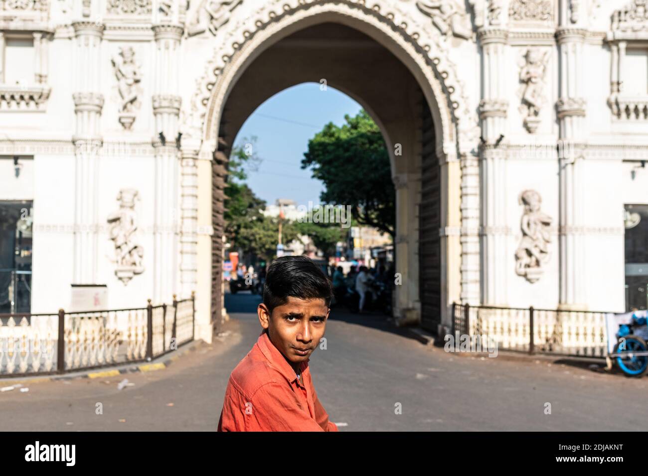 Jamnagar, Gujarat, Indien - Dezember 2018: Selektiver Fokus Porträt eines jungen indischen Jungen außerhalb des alten Khambhaliya-Gatters Stockfoto