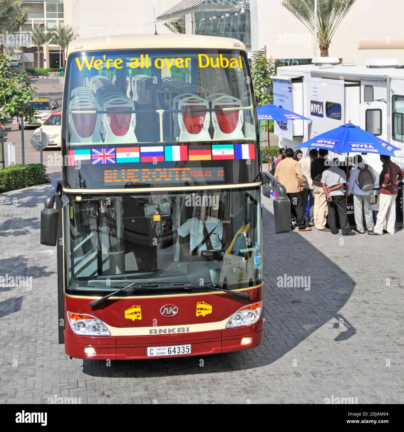 Vorderansicht Fahrer & Big Bus Tour Sightseeing Transport Business Warten an der Bushaltestelle für Passagier Abholung Dubai United Arab Emirates VAE Persischer Golf Stockfoto