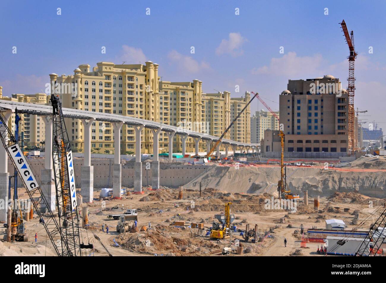 Palm Island Krane & Arbeiter auf Baustellenentwicklung Unter und um die Oberleitung Monorail Eisenbahn Viadukt Dubai United Arab Emirates VAE Stockfoto