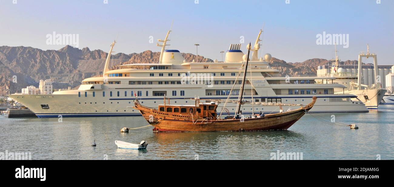 Dhow & die Principal Royal Yacht Al Said betrieben von Oman Royal Yacht Squadron als Luxus Seefahrt VIP Transport AT Muttrah Hafen Port Muscat Oman Stockfoto