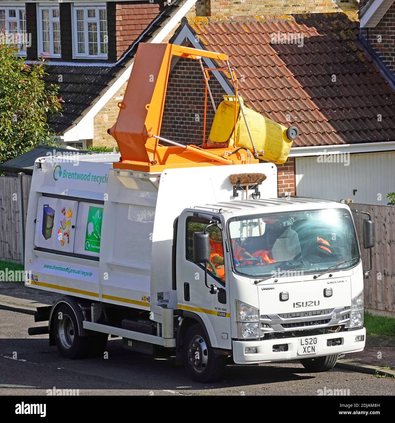Isuzu städtischen LKW mit Dachzugang für Hydraulik ausgestattet Heben Sie an, um die Mülltonne der Haushaltsnahrung zu kippen Abfallrecycling Brentwood UK Stockfoto
