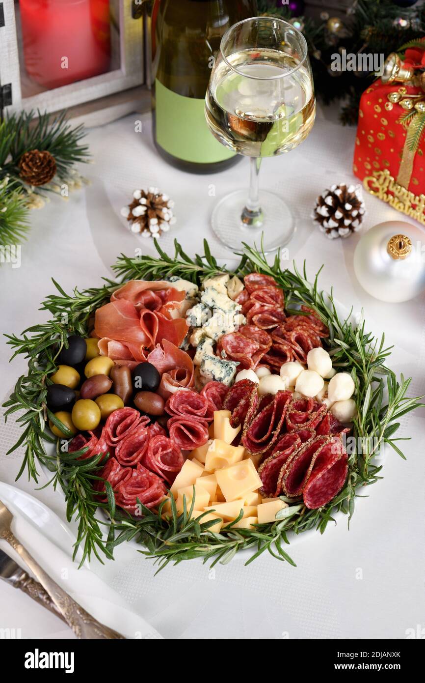 Delikatesse sortiert Vorspeise Platte mit Salami und Käse, Parmaschinken, Oliven. Ein originelles Antipasto für eine Weihnachtsfeier. Stockfoto