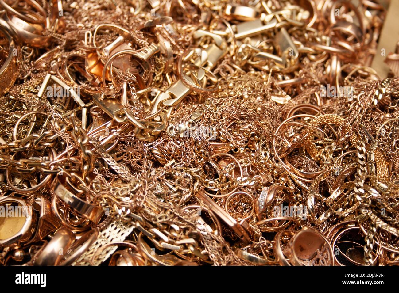 Stapel von altem gebrauchten Goldschmuck. Stockfoto