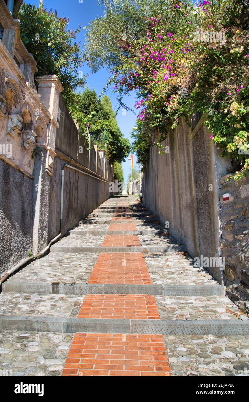 Ein gepflasterter Weg irgendwo in italien Stockfoto