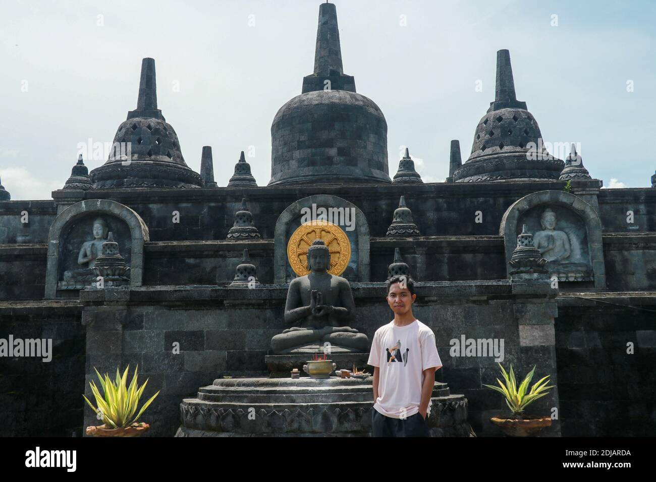 Junger asiatischer Mann Tourist im buddhistischen Tempel Brahma Vihara Arama Banjar Bali, Indonesien Folgen Sie mir Konzept Stockfoto