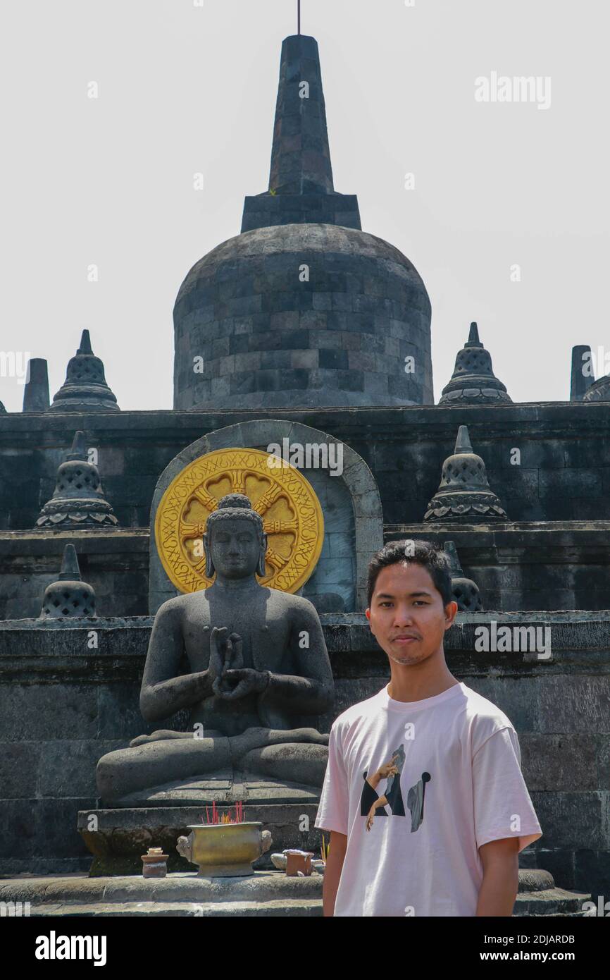 Junger asiatischer Mann Tourist im buddhistischen Tempel Brahma Vihara Arama Banjar Bali, Indonesien Folgen Sie mir Konzept Stockfoto