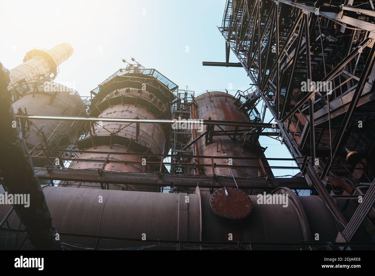 Hochofen von metallurgischen Anlagen oder Chemiefabrik, große Stahl Industriegebäude und Pipelines. Stockfoto