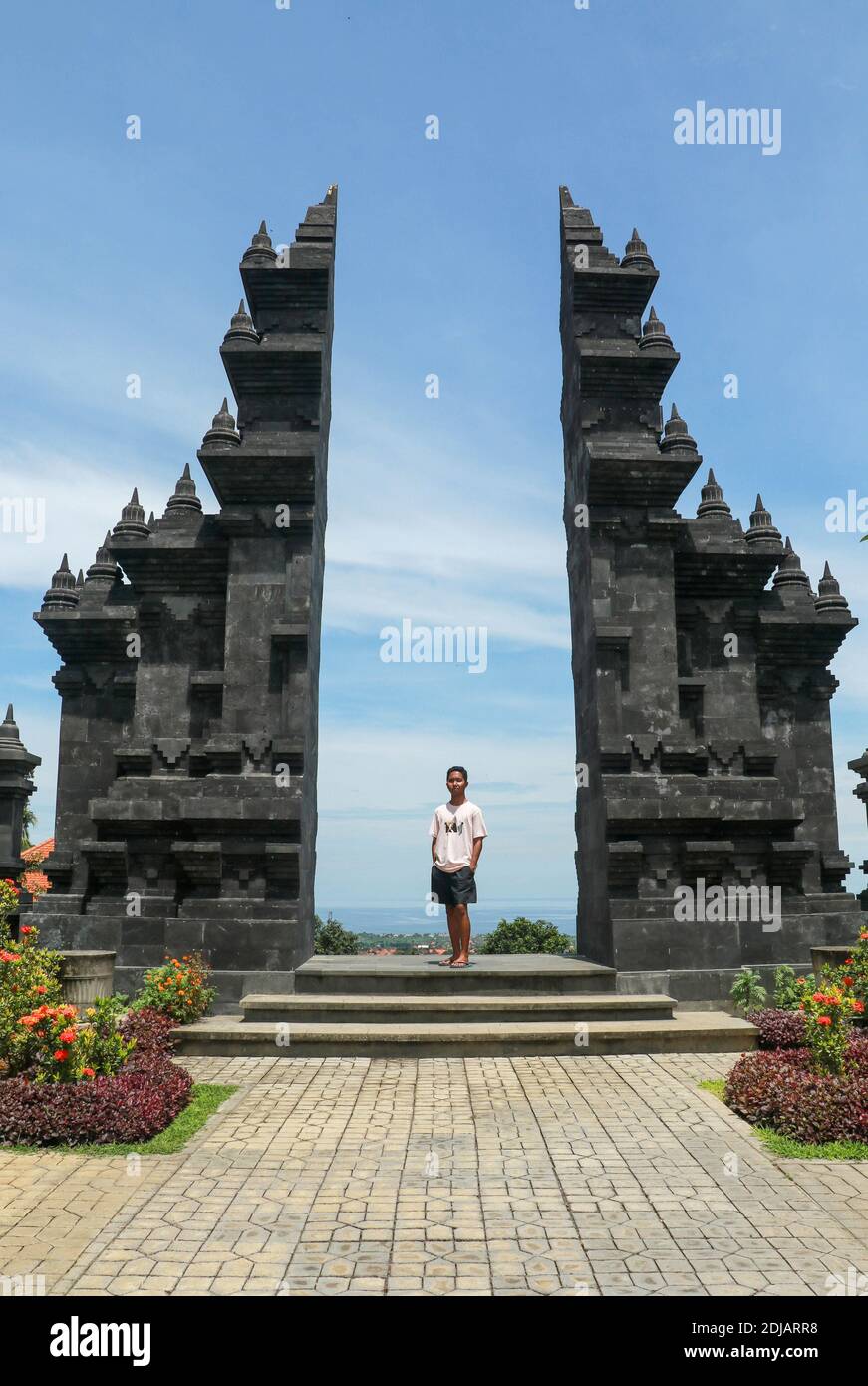 Junger asiatischer Mann Tourist im buddhistischen Tempel Brahma Vihara Arama Banjar Bali, Indonesien Folgen Sie mir Konzept Stockfoto