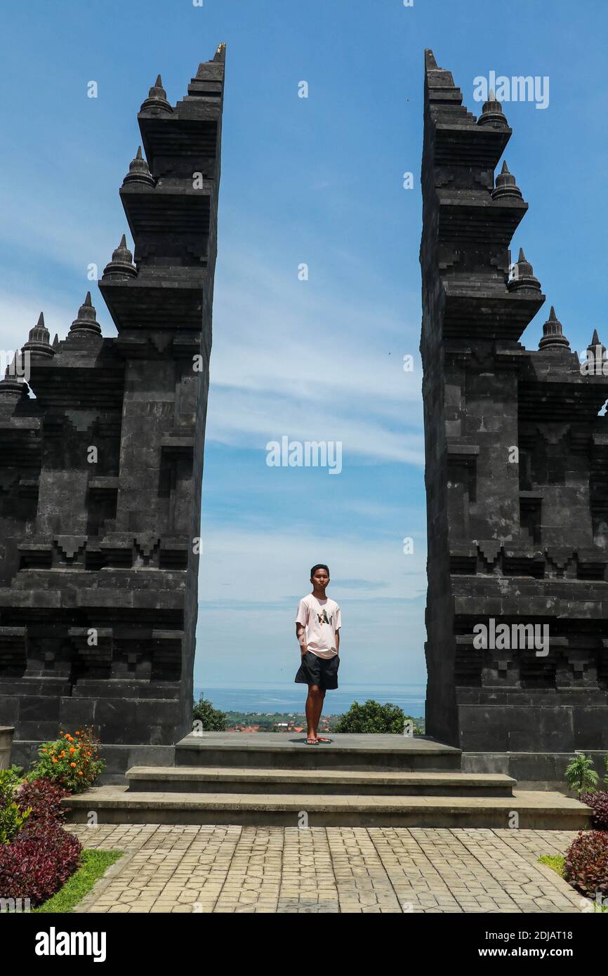 Junger asiatischer Mann Tourist im buddhistischen Tempel Brahma Vihara Arama Banjar Bali, Indonesien Folgen Sie mir Konzept Stockfoto