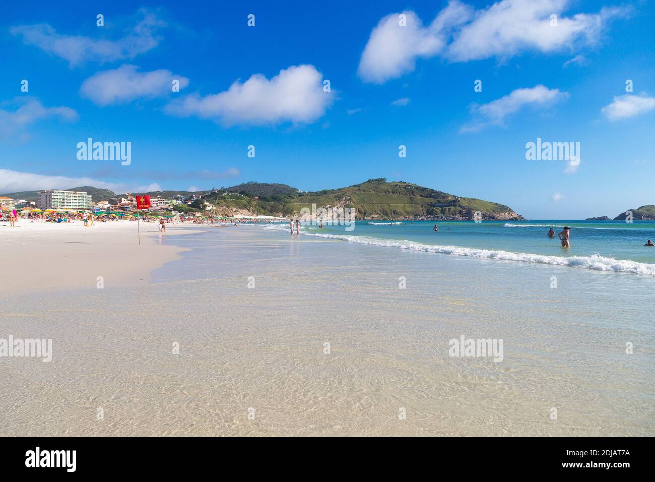 ARRAIAL DO CABO, RIO DE JANEIRO, BRASILIEN - 26. DEZEMBER 2019: Panoramablick auf den Strand Praia Grande. Weißer Sand, klares und transparentes Wasser des Meeres. Som Stockfoto