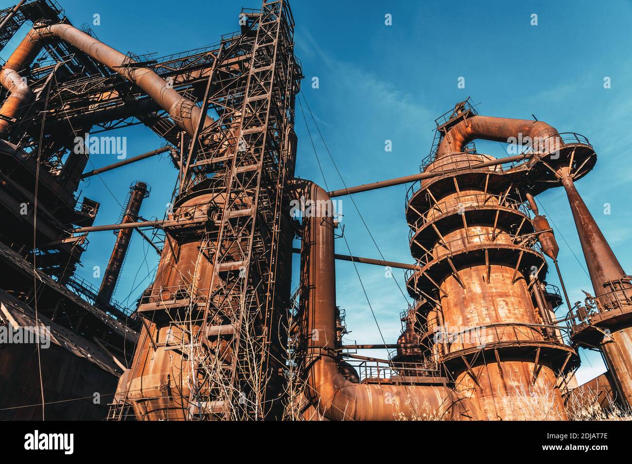 Hochofen von metallurgischen Anlagen oder Chemiefabrik, große Stahl Industriegebäude und Pipelines. Stockfoto