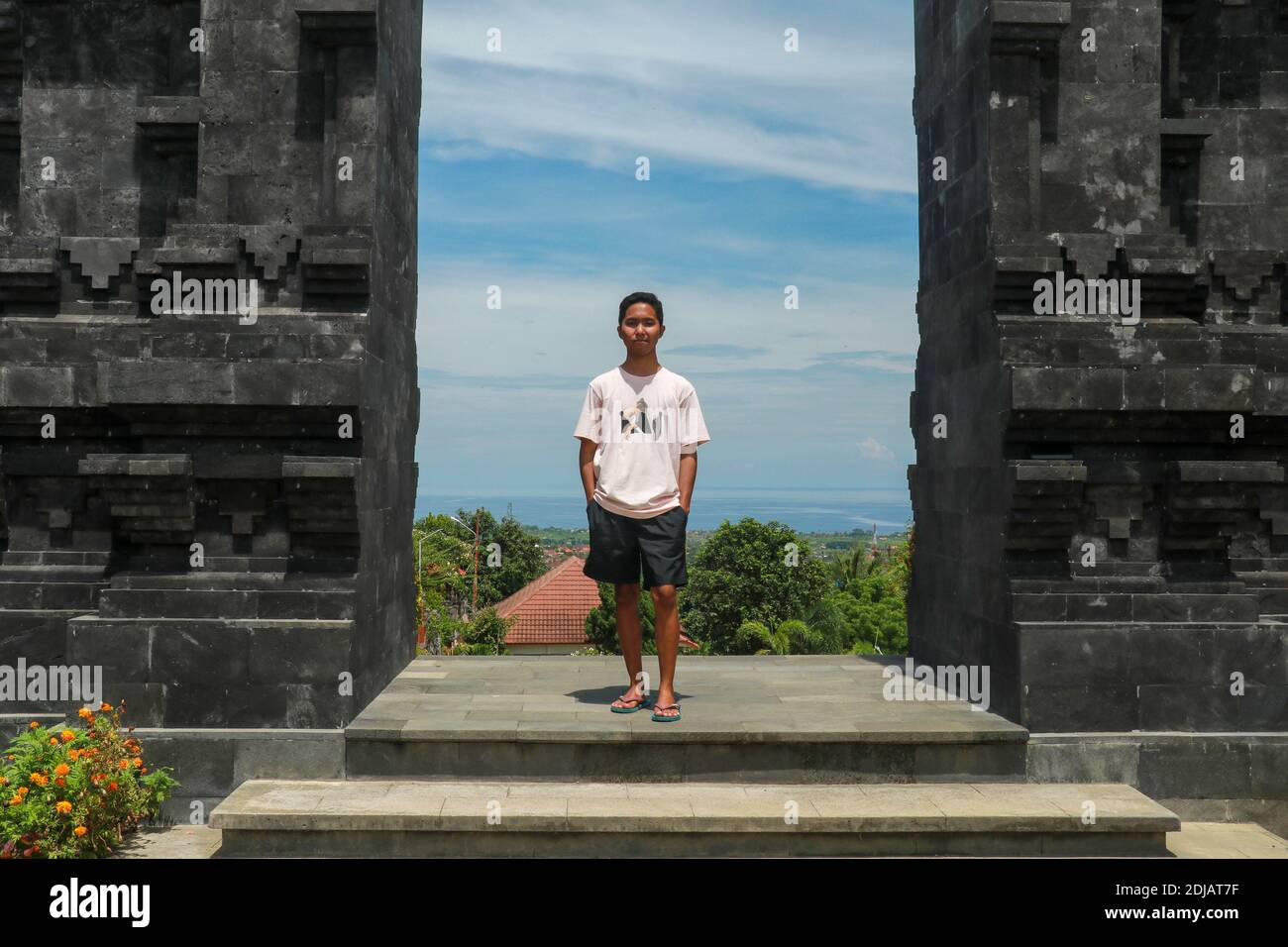 Junger asiatischer Mann Tourist im buddhistischen Tempel Brahma Vihara Arama Banjar Bali, Indonesien Folgen Sie mir Konzept Stockfoto