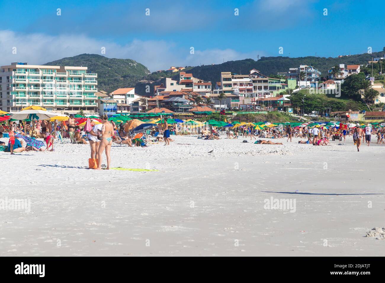 ARRAIAL DO CABO, RIO DE JANEIRO, BRASILIEN - 26. DEZEMBER 2019: Blick auf den Strand Praia Grande. Weißer Sand, klares und transparentes Wasser des Meeres. Einige Personen e Stockfoto