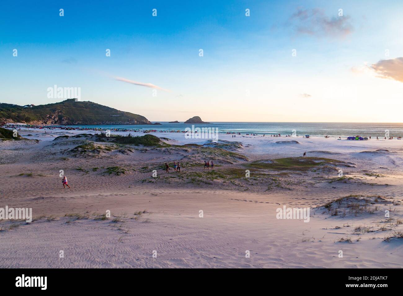 ARRAIAL DO CABO, RIO DE JANEIRO, BRASILIEN - 26. DEZEMBER 2019: Panoramablick auf den Strand Praia Grande bei Sonnenuntergang. Einige Leute genießen das Ende der s Stockfoto