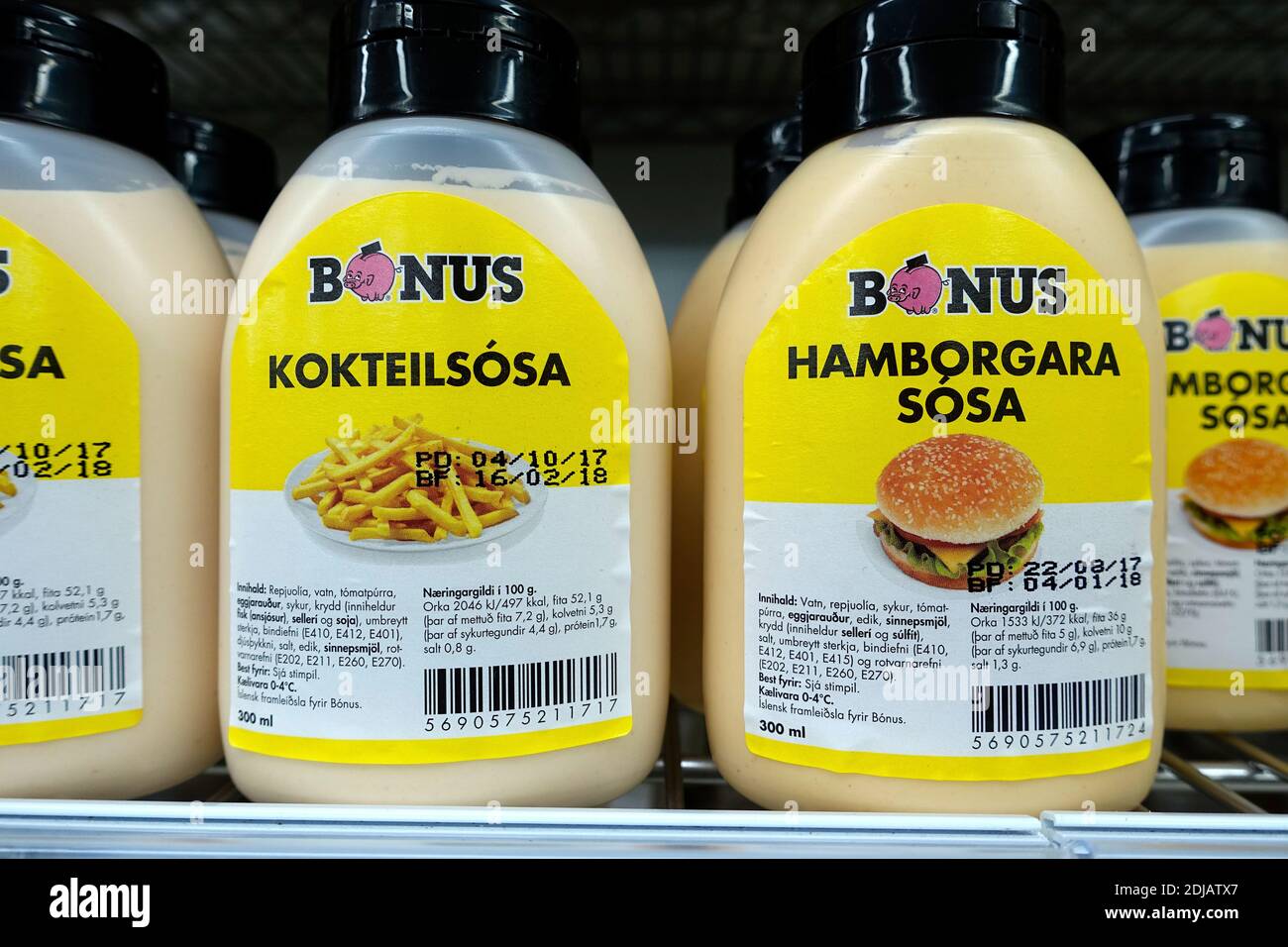 Flaschen Der Eigenmarke Dipping Sauces Mayonnaise Für Hamburger Und Pommes Frites Chips in EINEM Bonus Discount Supermarkt Island Isländische Küche Stockfoto