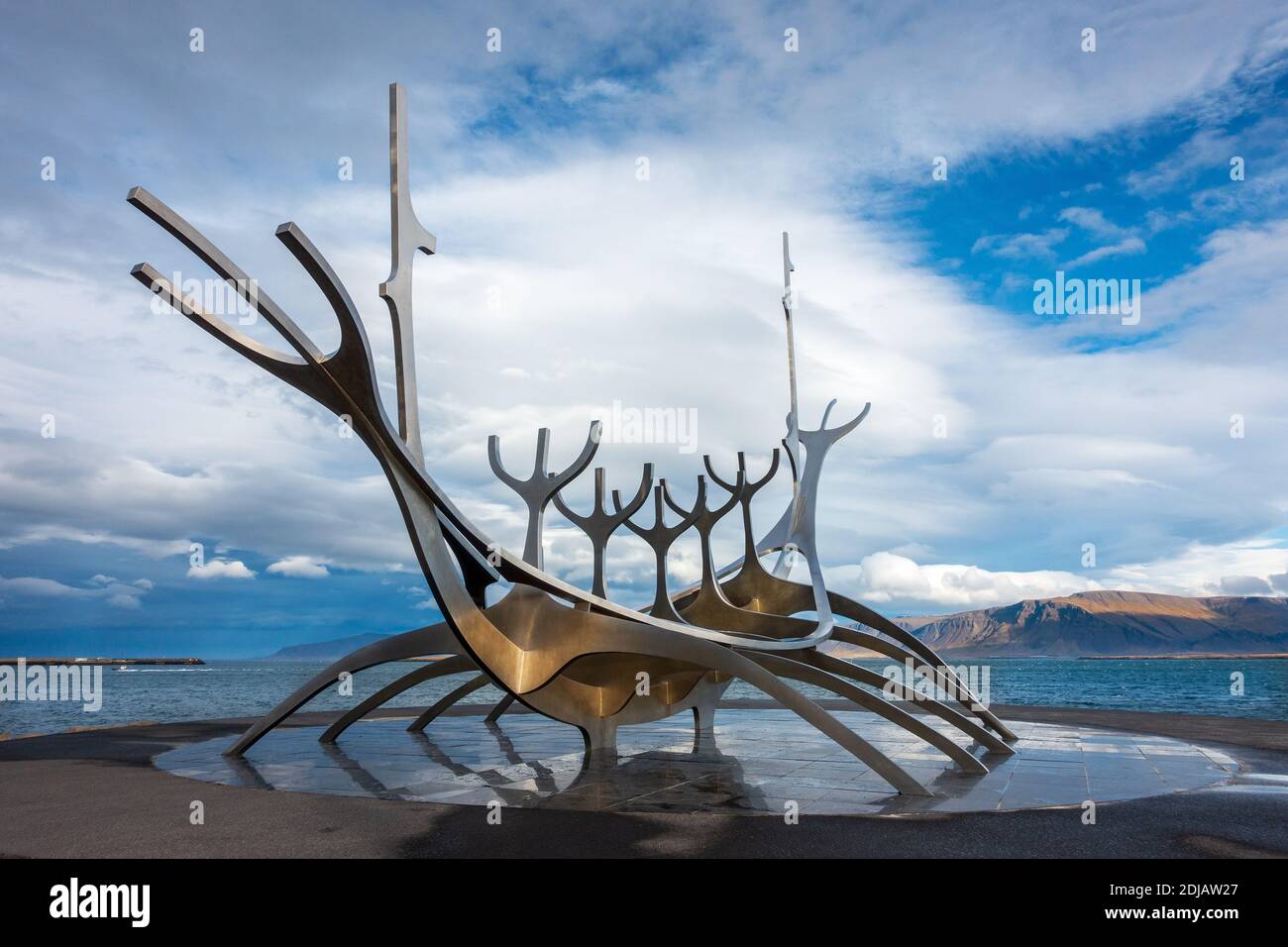 Sun Voyager (Sólfar), Skulptur Reykjavik Island, Mit Mount Esja Im Hintergrund, Bildhauer Jon Gunnar Arnason, Dream Boat Viking Longboat Stockfoto