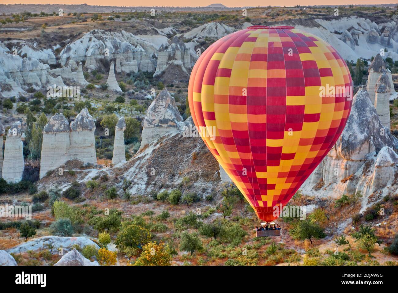 Heißluftballon bei Sonnenaufgang in Kappadokien, Türkei Stockfoto