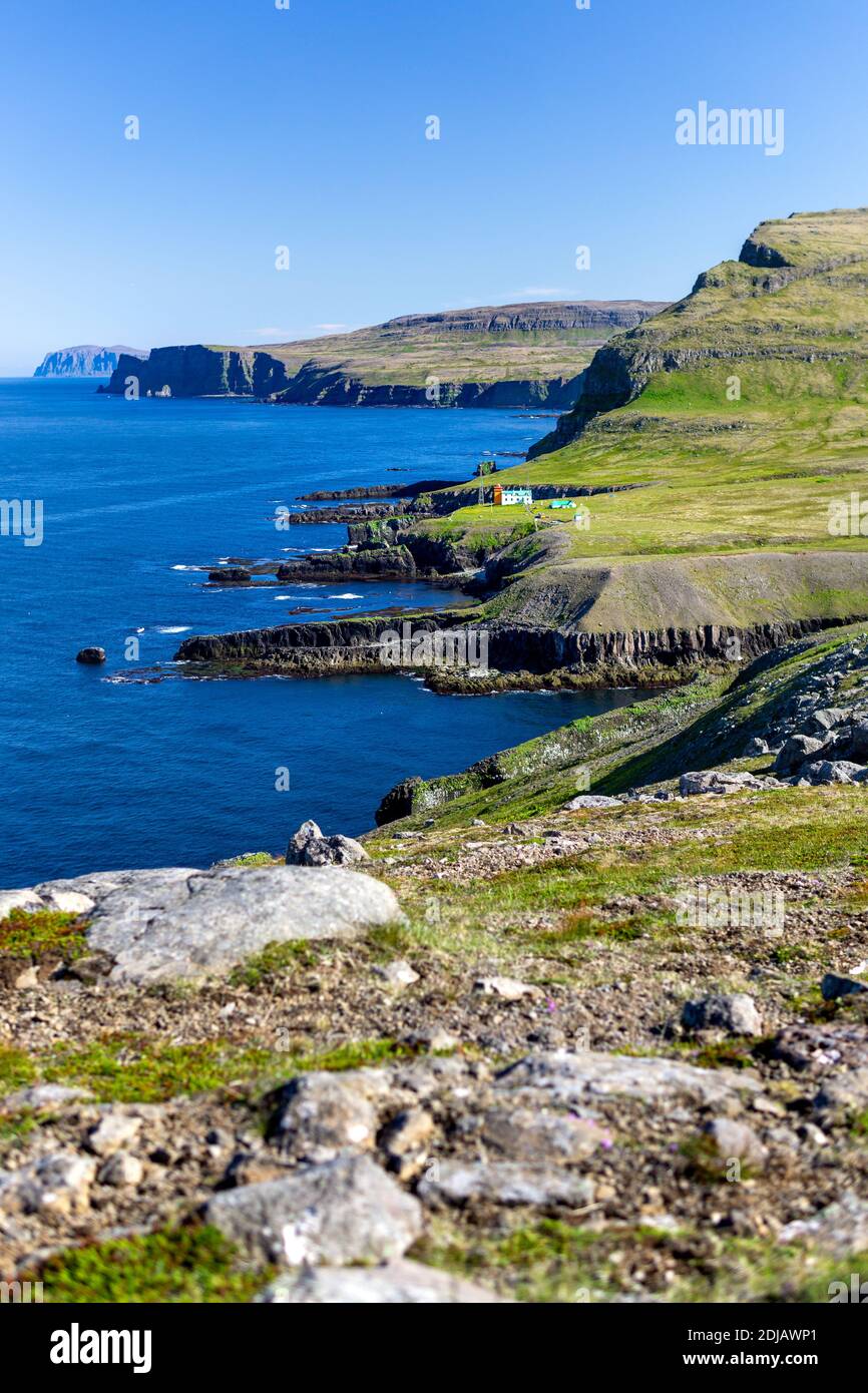 Abgelegene Nordküste der Halbinsel Hornstrandir am Arktischen Ozean mit Leuchtturm Látravík, Island Stockfoto