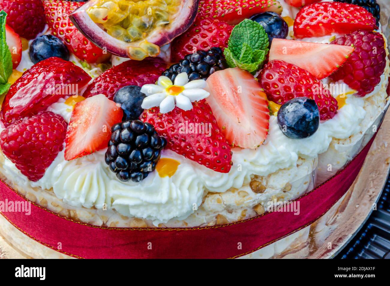 Anna Pavlova Französisches Dessert mit Brombeeren, Blaubeeren, Passionsfrucht, Himbeeren, Erdbeeren. Baiser, Vegetarier, fettarm, Diätkuchen. Stockfoto