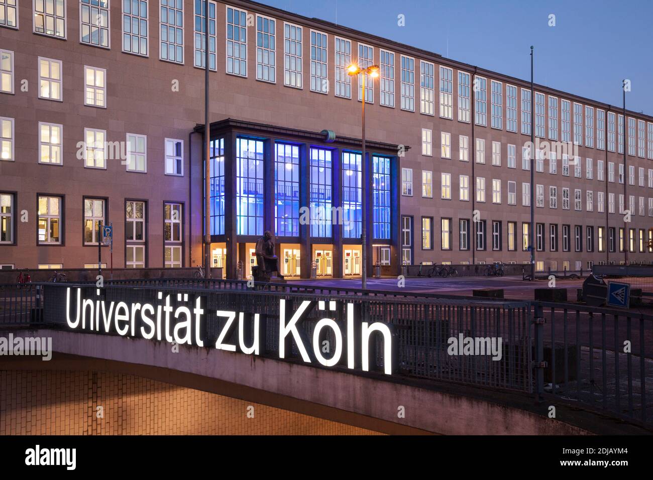 Albertus magnus platz Fotos und Bildmaterial in hoher Auflösung Alamy Albertus magnus platz Fotos und Bildmaterial in hoher Auflösung Alamy