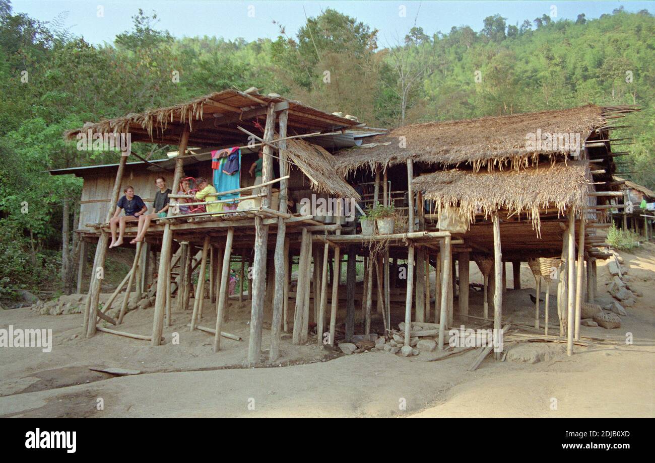 Rucksacktouristen erleben eine Gastfamilie in einem Lisu Hilltribe Langhaus in der Nähe der birmanischen Grenze, Chiang Mai Provinz, Nord-Thailand, 1990 Stockfoto