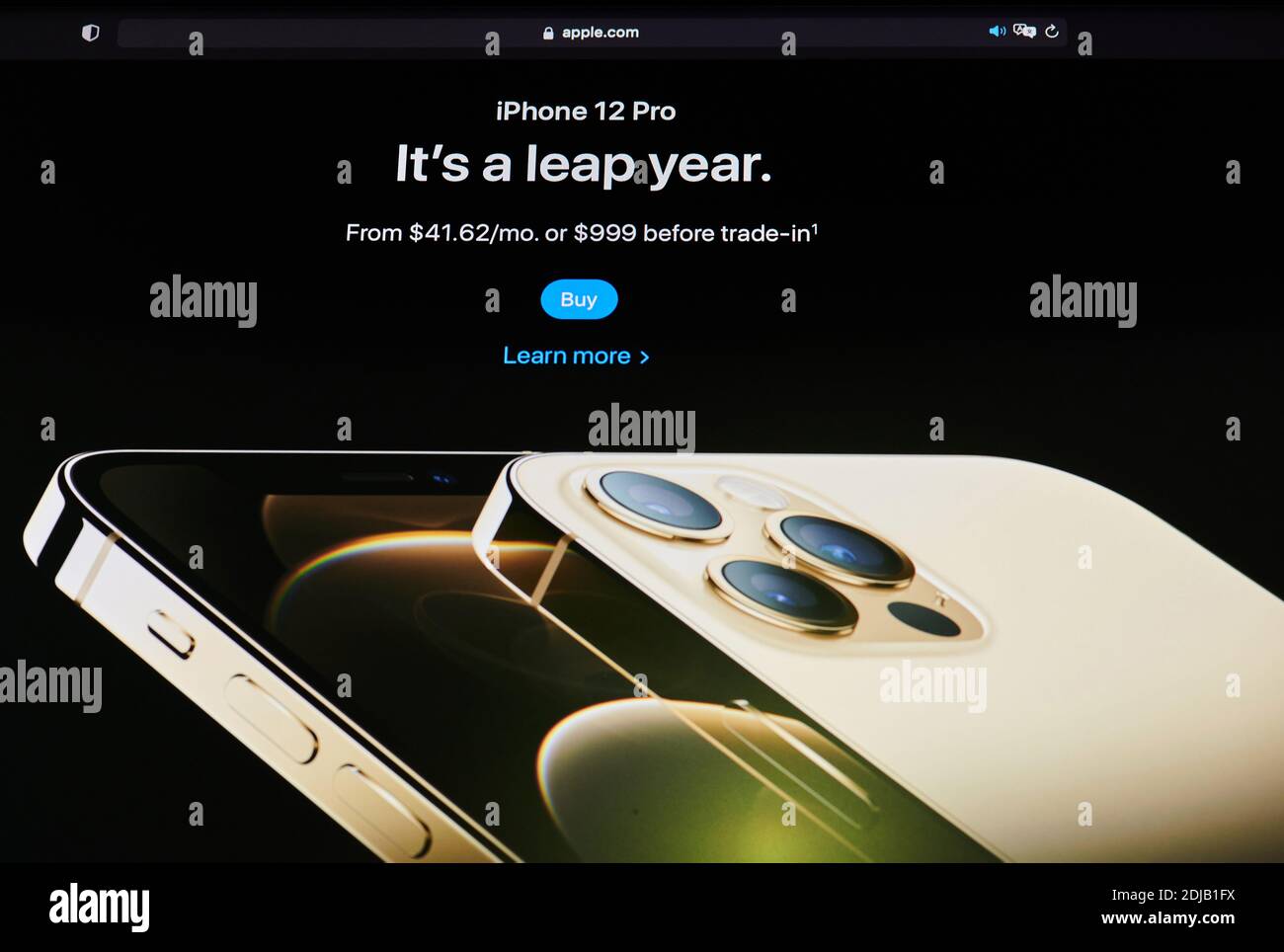 New york, USA - 14. Dezember 2020: Neues Apple iphone 12 pro auf Laptop-Bildschirm Makro Nahaufnahme Stockfoto
