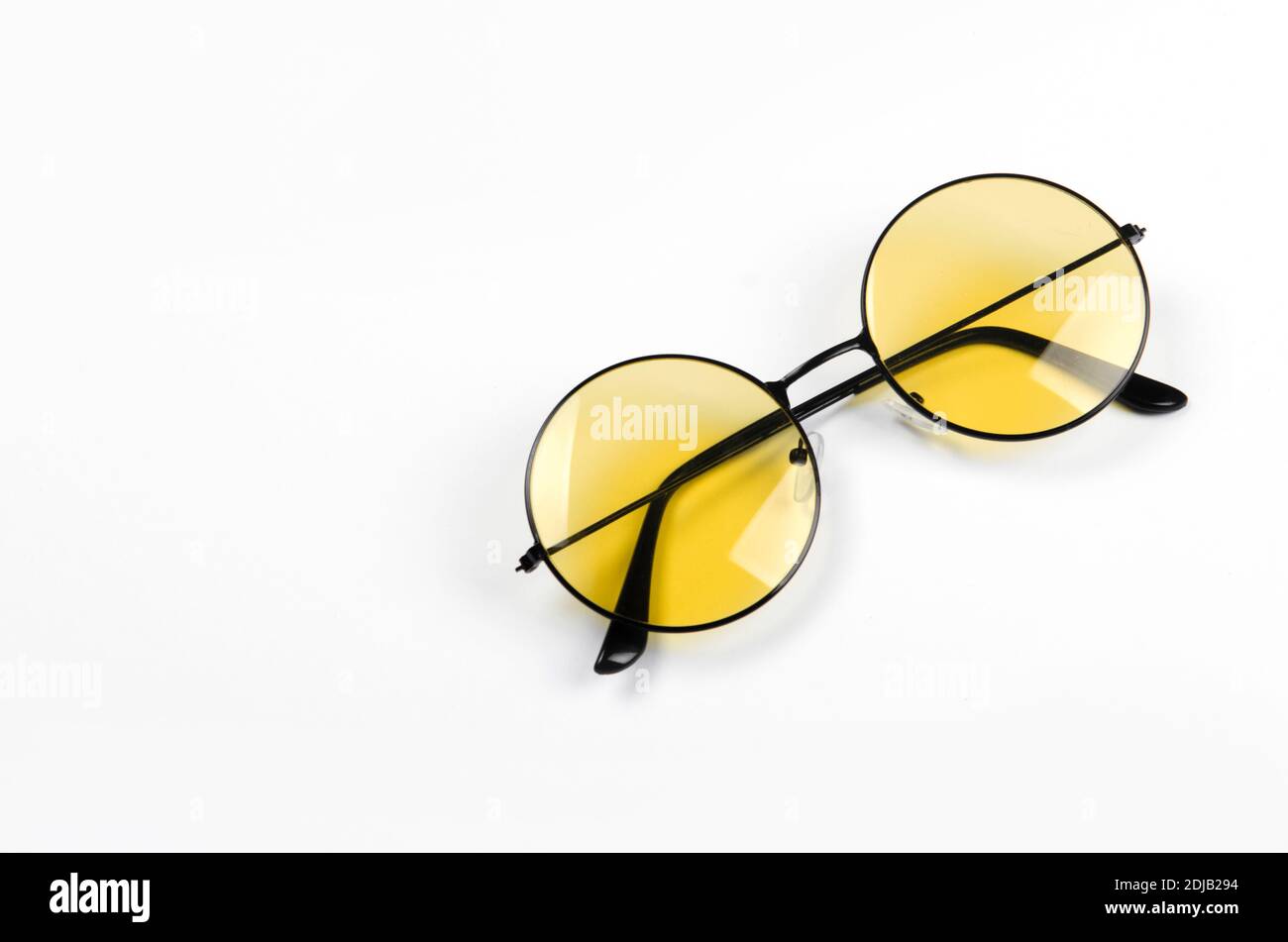 Farben des Jahres 2021. Grau und Gelb. Gelbe Brille isoliert auf weißem Hintergrund Stockfoto