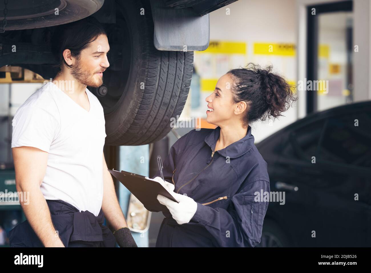 Professionelle mechanische Mitarbeiter eines Autoreifen-Service, gut ein technischer Service in der Garage Stockfoto