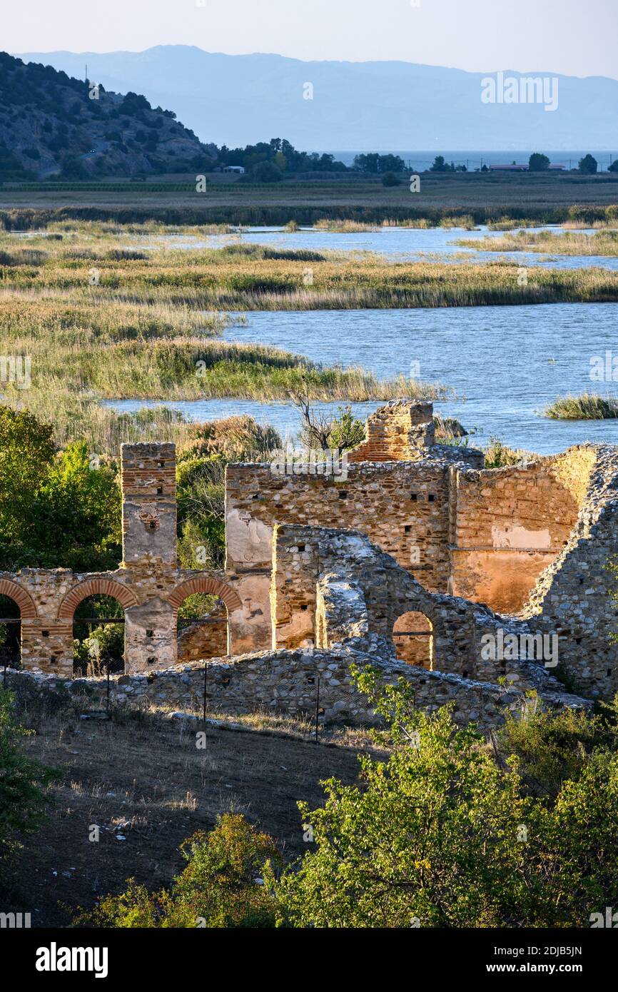 Die Ruine der Basilika Saint Achilleios aus dem 10. Jahrhundert auf der Insel Agios Achilleios am Mikri Prespa See, Mazedonien, Nordgriechenland. Stockfoto