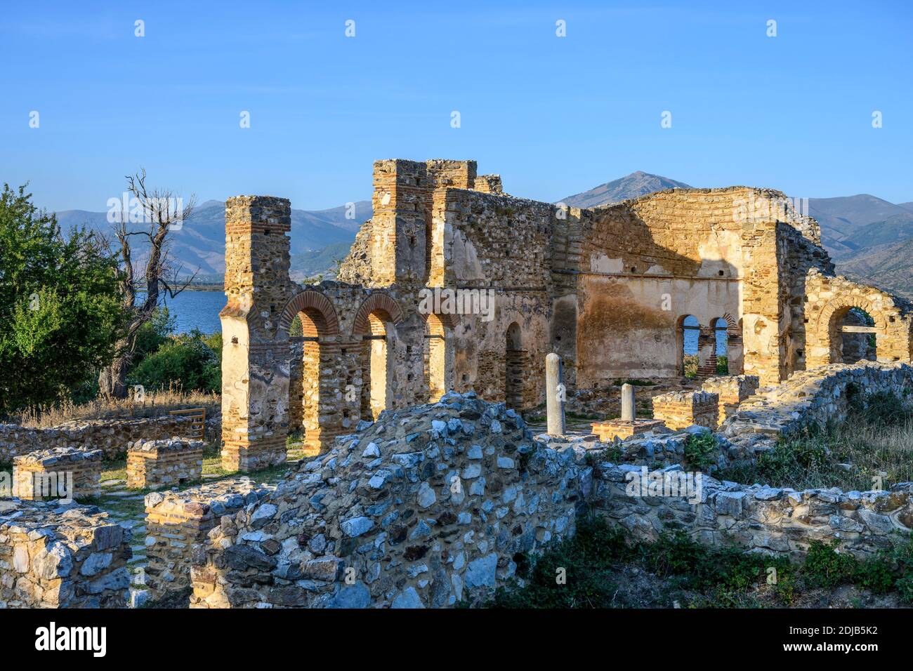 Die Ruine der Basilika Saint Achilleios aus dem 10. Jahrhundert auf der Insel Agios Achilleios am Mikri Prespa See, Mazedonien, Nordgriechenland. Stockfoto