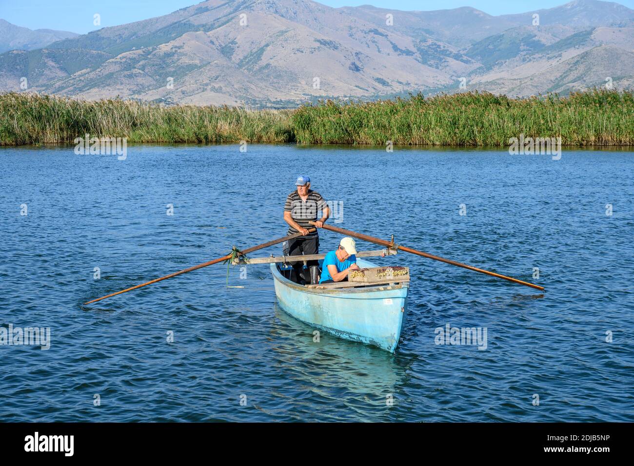 Ein Fischer und seine Frau auf Mikri Prespa See in Mazedonien, Nordgriechenland. Stockfoto