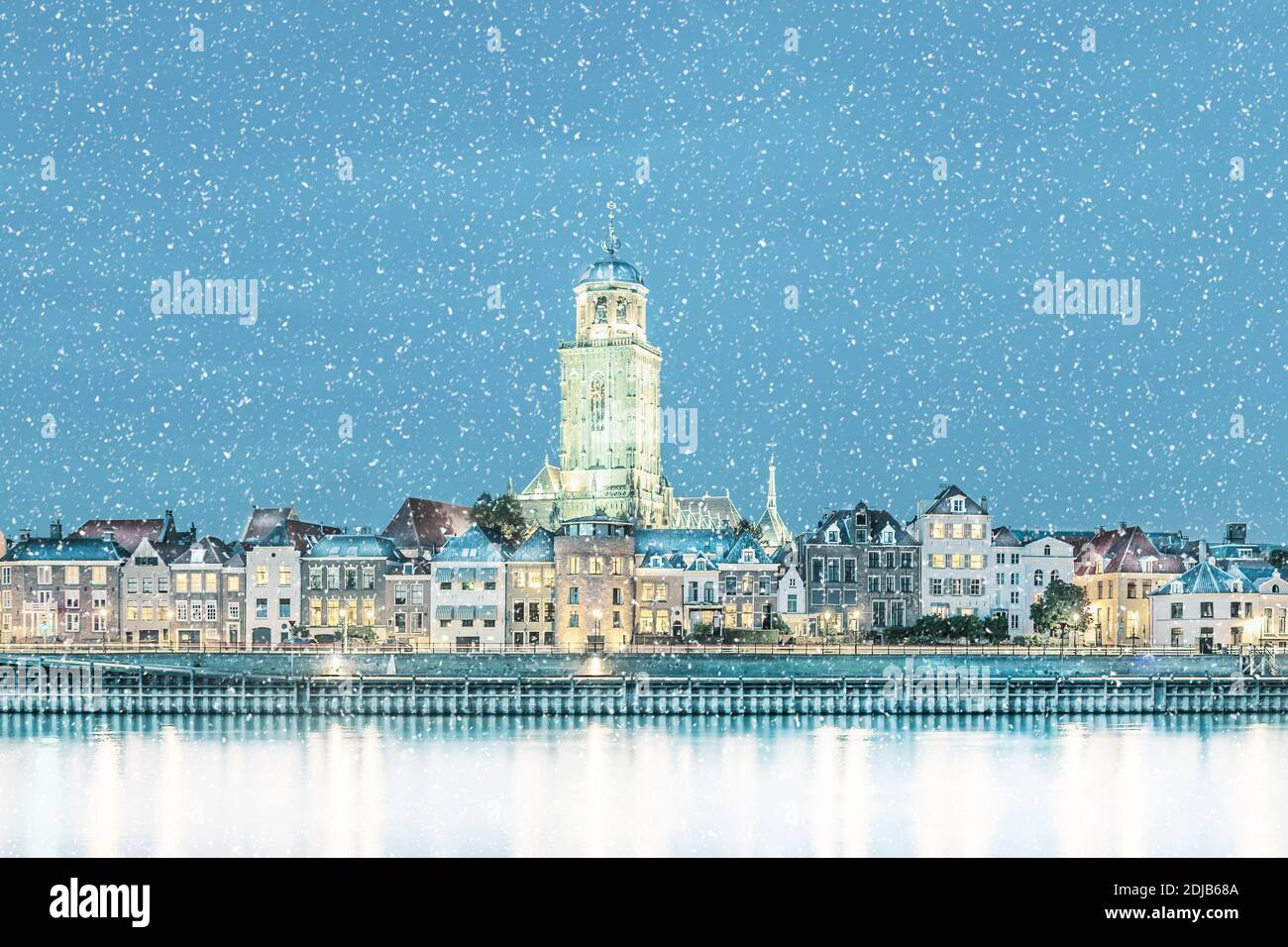 Winteransicht mit Schneefall und Eis der niederländischen Stadt Von Deventer in Overijssel mit dem Fluss IJssel vor Stockfoto