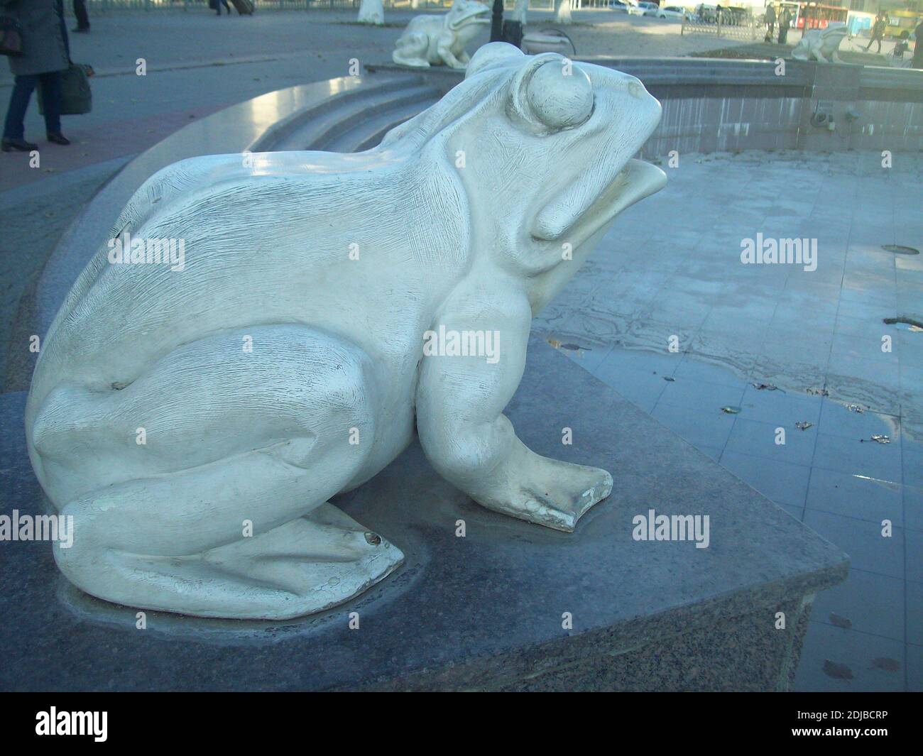 Der weiße Steinfrosch ist ein Teil des Barmaley-Denkmals Stockfoto