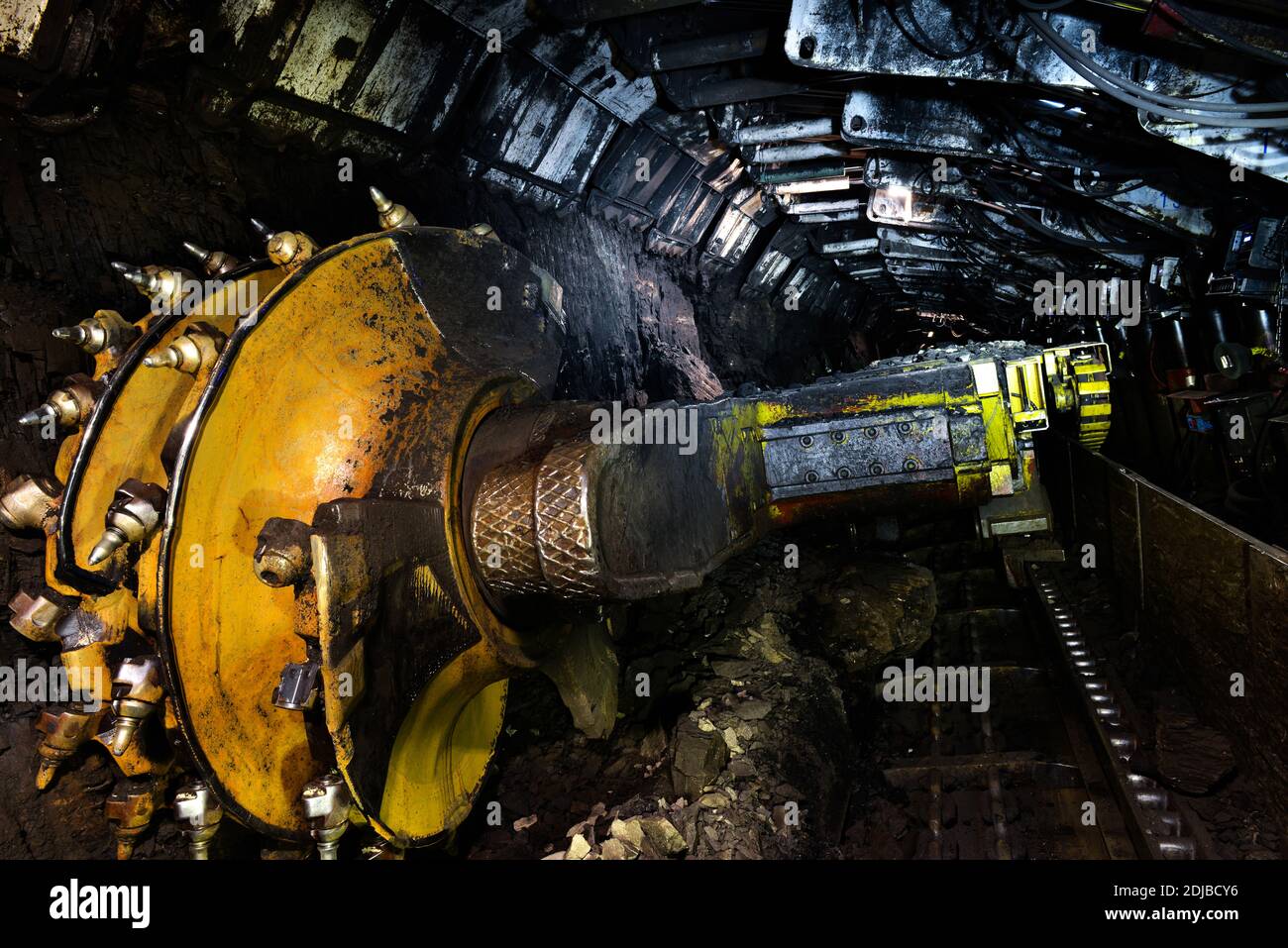 Longwall Mining: Shearer, mit zwei rotierenden Schneidtrommeln und beweglichen hydraulisch angetriebenen Dachstützen genannt Schilde Stockfoto