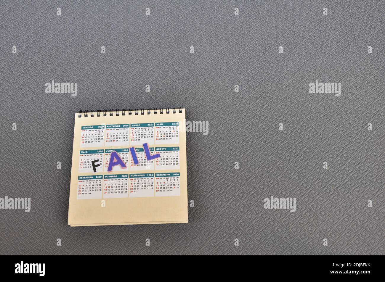 2020 Kalender, mit dem Text fehlschlagen, das Jahr, das gescheitert ist, das nicht existiert, auf schwarzem Hintergrund mit farbigen Buchstaben Stockfoto