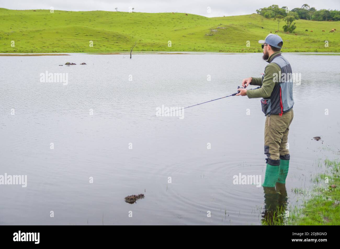 Black Bass Fischer Angeln im See Stockfoto