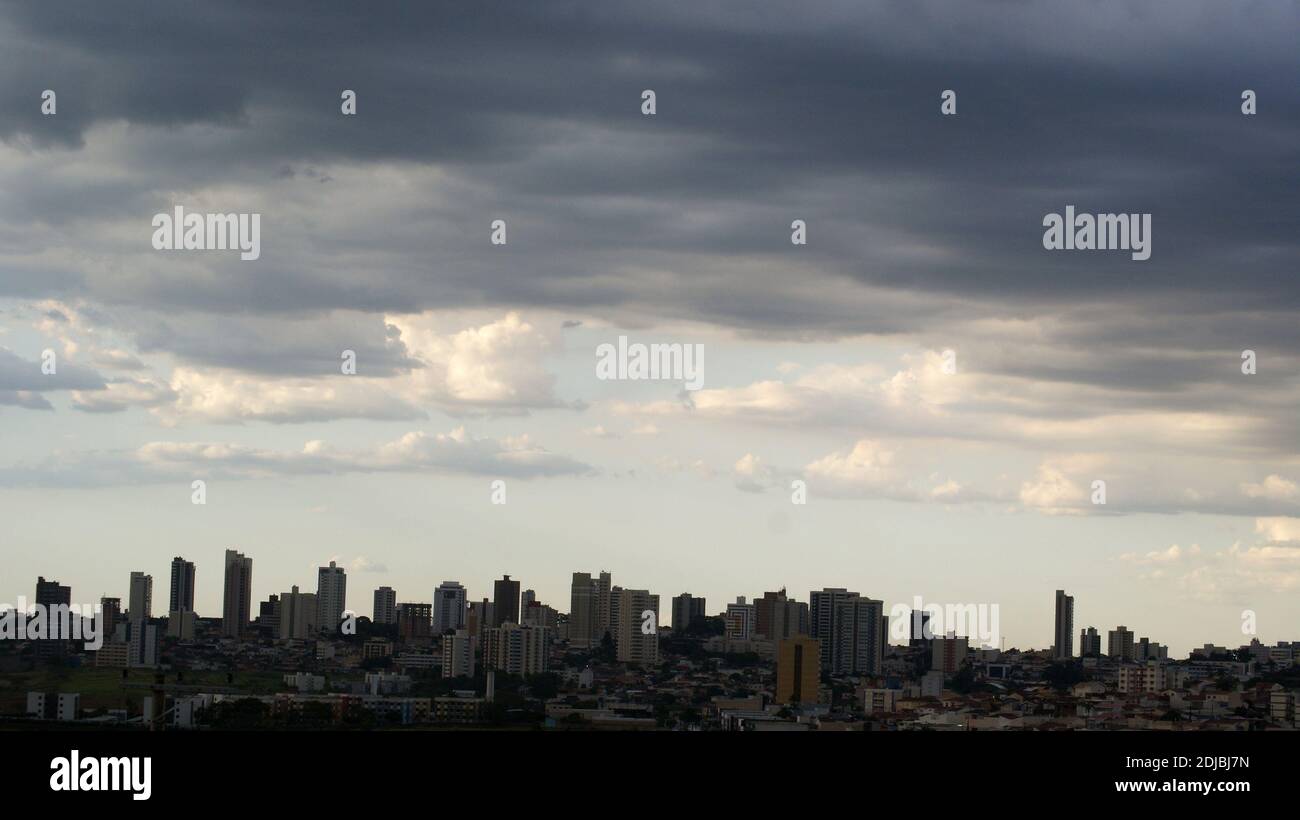 Stadt mit Gebäuden und dunklen Wolken, in wolkigen und grauen Himmel düster aussehen in einer Stadt im Bundesstaat Sao Paulo, Südamerika, Brasilien Stockfoto