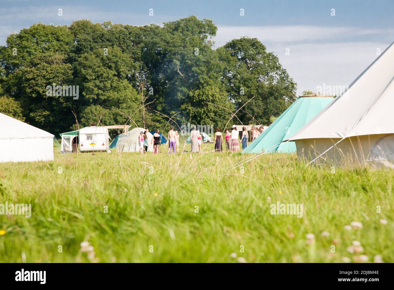 Sommersonnenwende Camping Festival Spirituelle Treffen in der Landschaft der Cotswolds. England, Großbritannien. Stockfoto