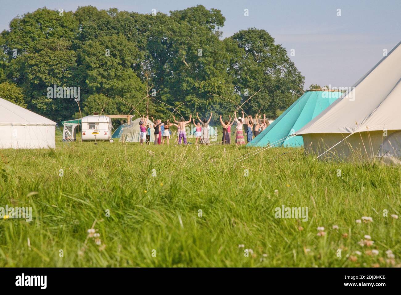 Sommersonnenwende Camping Festival Spirituelle Treffen in der Landschaft der Cotswolds. England, Großbritannien. Stockfoto