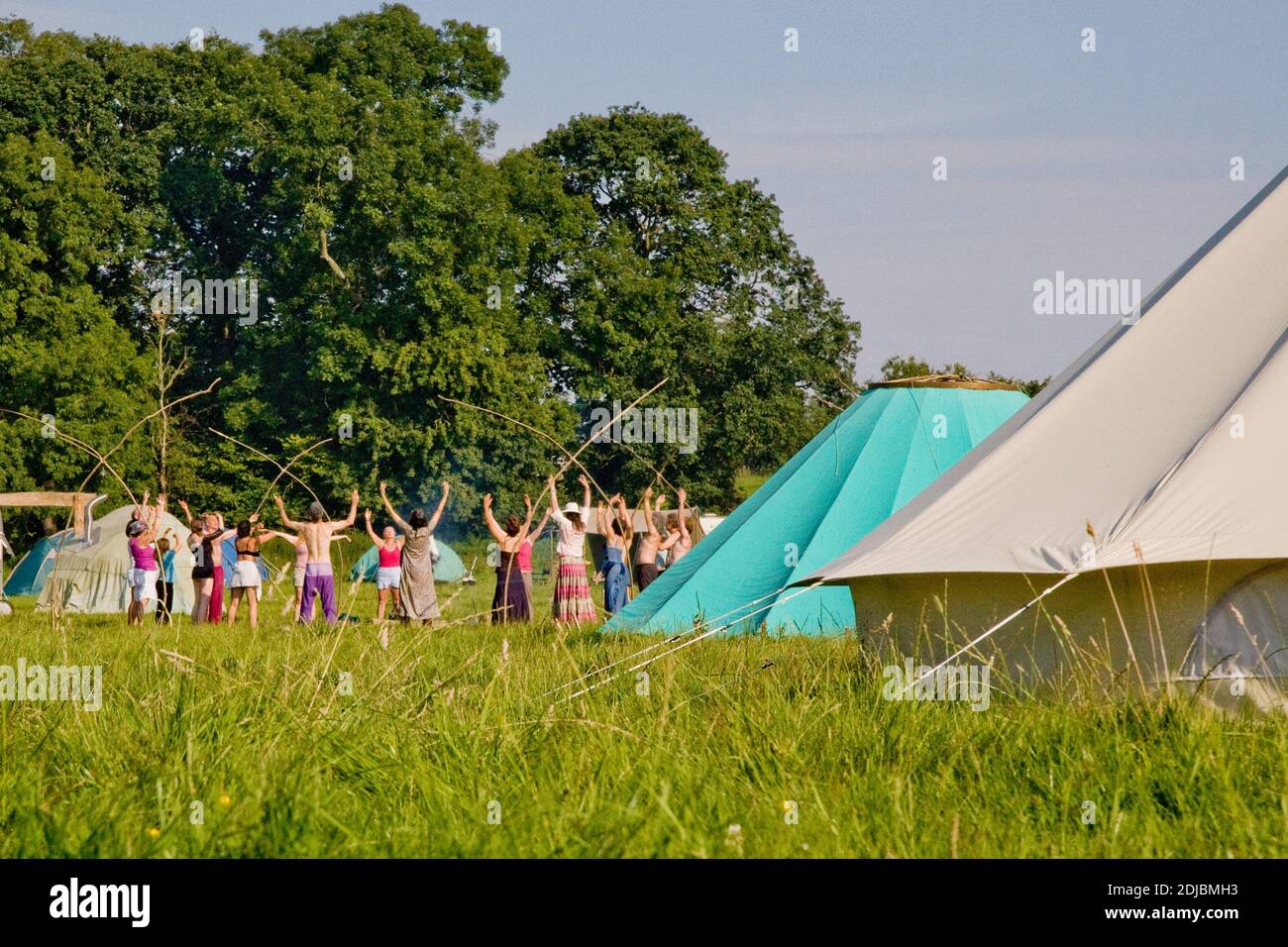 Sommersonnenwende Camping Festival Spirituelle Treffen in der Landschaft der Cotswolds. England, Großbritannien. Stockfoto