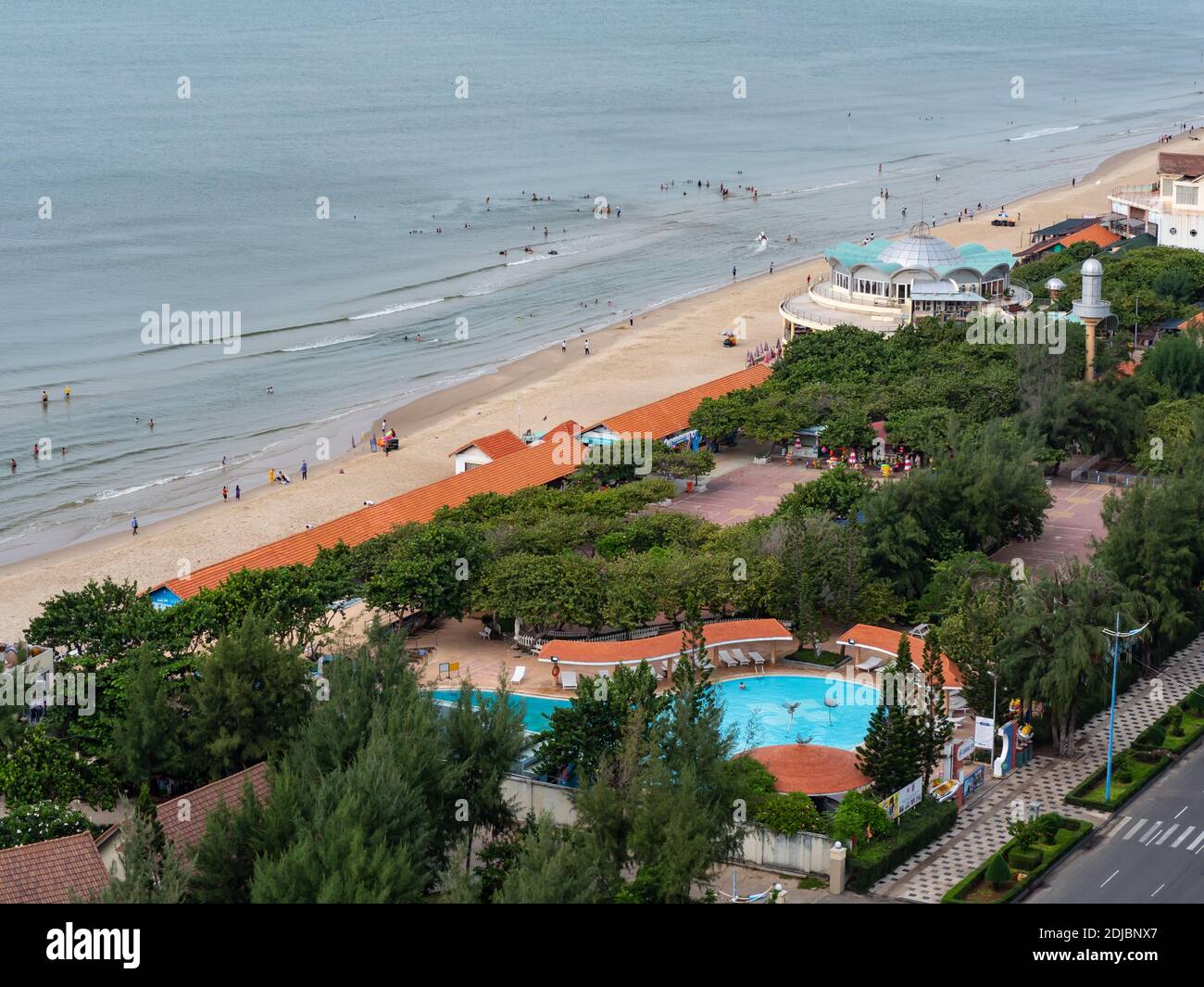 Bai Sau oder Zurück Strand in Vung Tau in der Provinz Bang Ria-Vung Tau in Südvietnam, mit Restaurantpavillons am Strand. Stockfoto