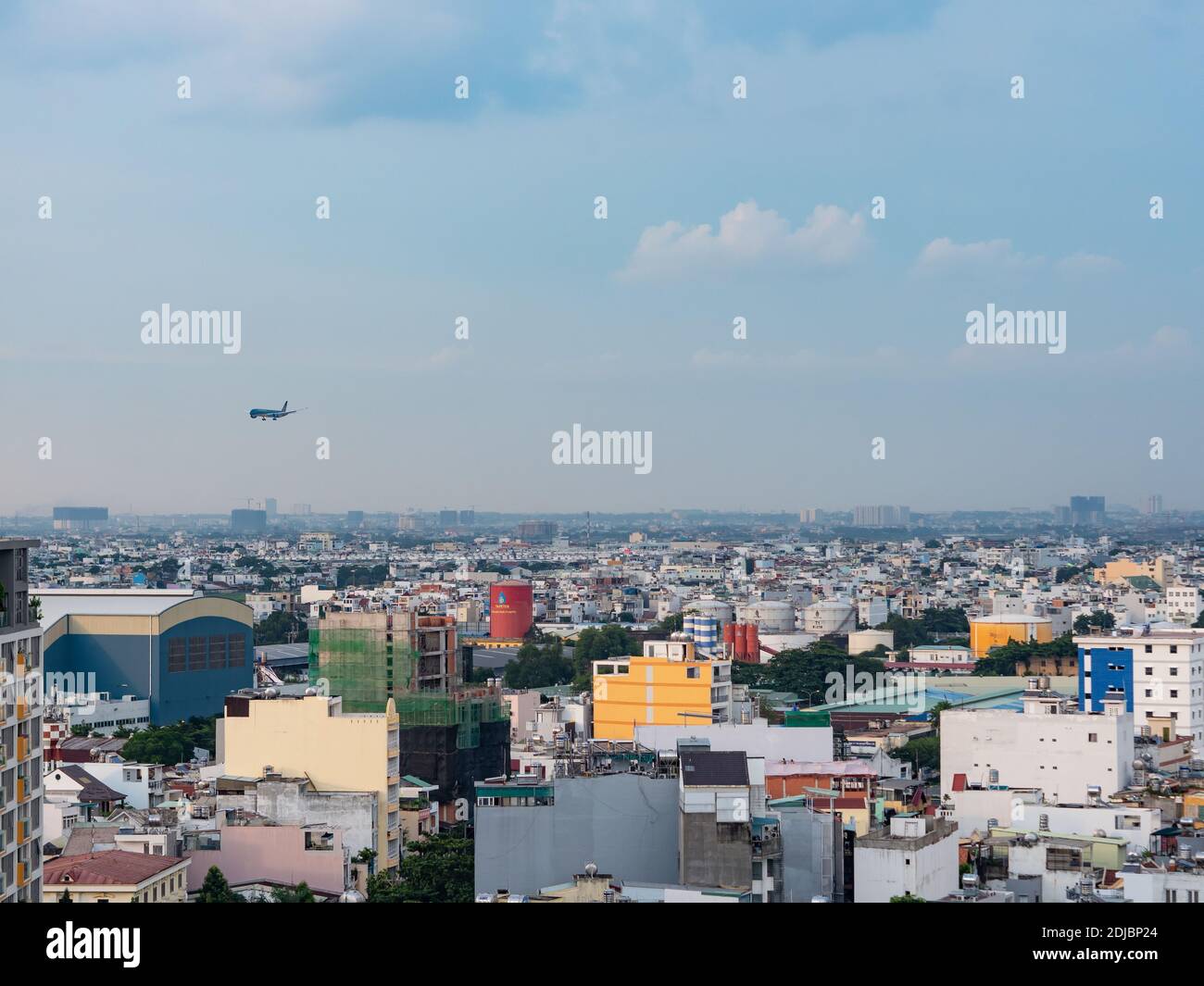 Blick auf die Bezirke Tan Binh und Phu Nhuan in Ho Chi Minh City, Vietnam. Ein Airbus A350 von Vietnam Airlines nähert sich der Internationalen Tan Son Nhat Stockfoto