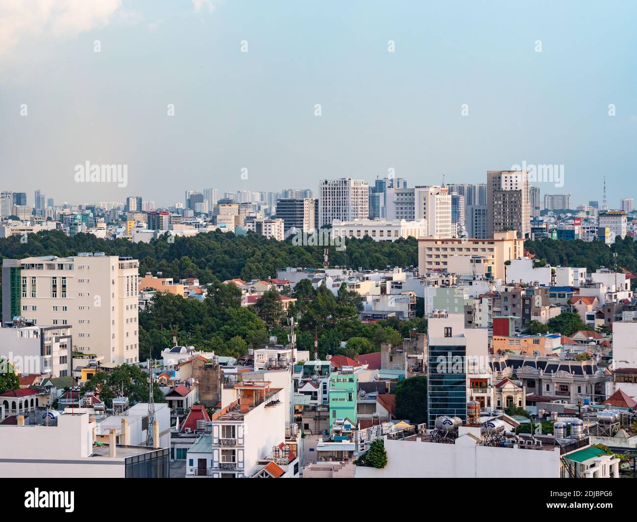 Ansicht des Phu Nhuan Distrikts in Ho Chi Minh Stadt, Vietnam mit Cong Vien Gia Dinh Park in der Mitte des Fotos. Stockfoto