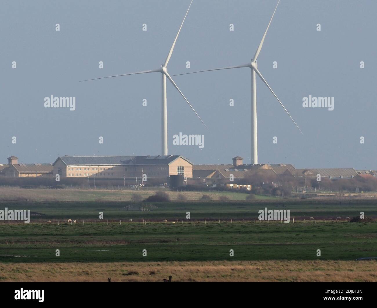 Elmley, Kent, Großbritannien. Dezember 2020. Ein Blick auf den Sheppey Prison Cluster in der Ferne über die Elmley Sümpfe auf der Isle of Sheppey in Swale, Kent. Einige aktuelle Nachrichten haben spekuliert Sheppey 3 Gefängnisse könnten das Epizentrum der immer höher werdenden Covid-Rate im Südosten sein - da die Swale-Gegend die Heimat vieler Pendler nach London ist - und könnte ein Katalysator für London sein, der auf "Tier 3" aufsteigt. Kredit: James Bell/Alamy Live Nachrichten Stockfoto