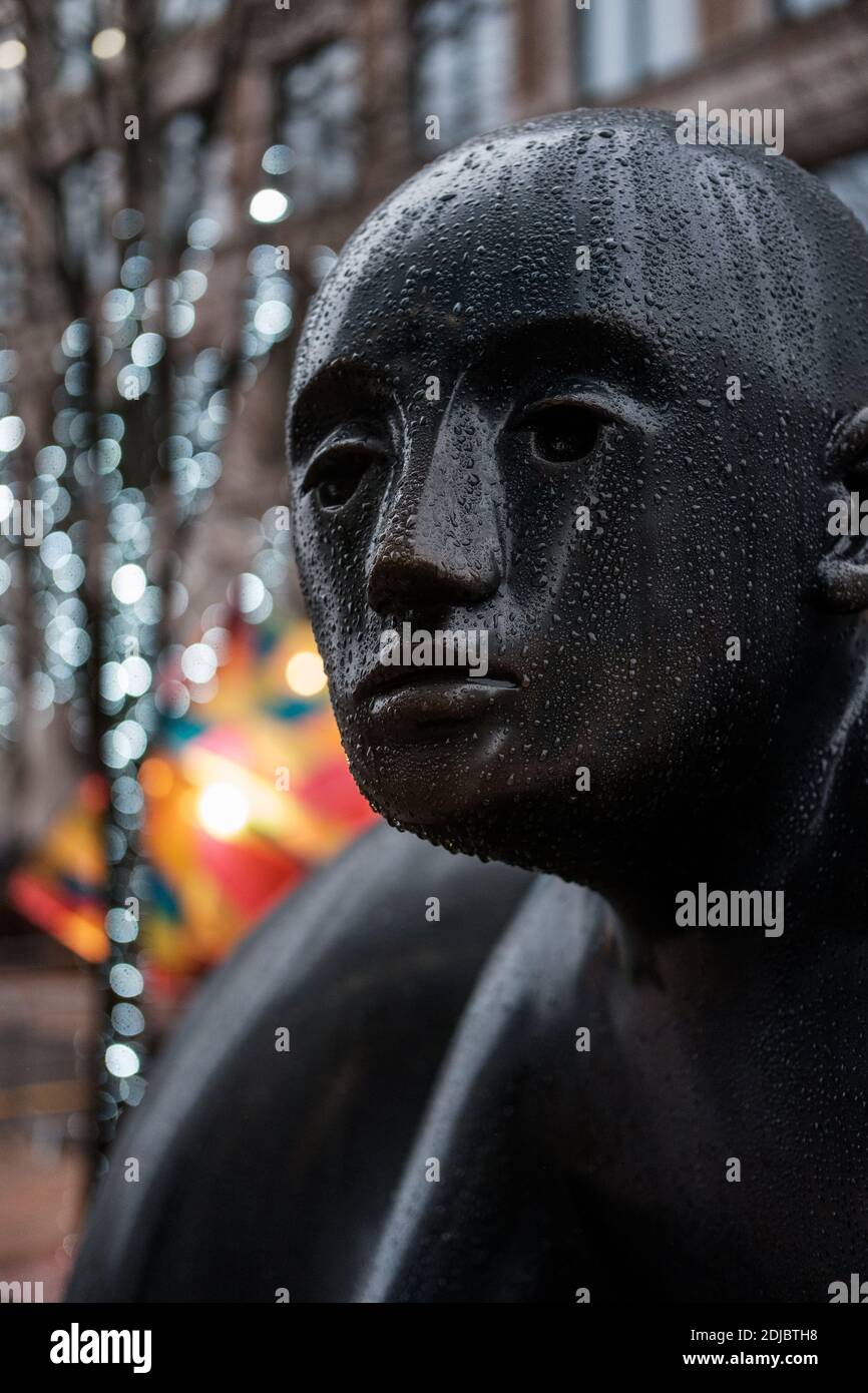 London, UK- Dezember 2020: Skulptur auf Canary Wharf -Giles Penny: Zwei Männer auf einer Bank Stockfoto