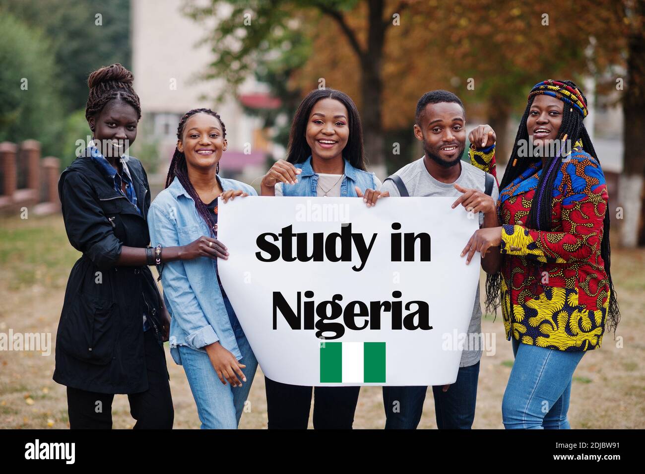 Studieren in Nigeria. Gruppe von fünf afrikanischen College-Studenten auf dem Campus an der Universität Hof halten weiß leer. Ausland Länder für Studenten Konzept. Stockfoto