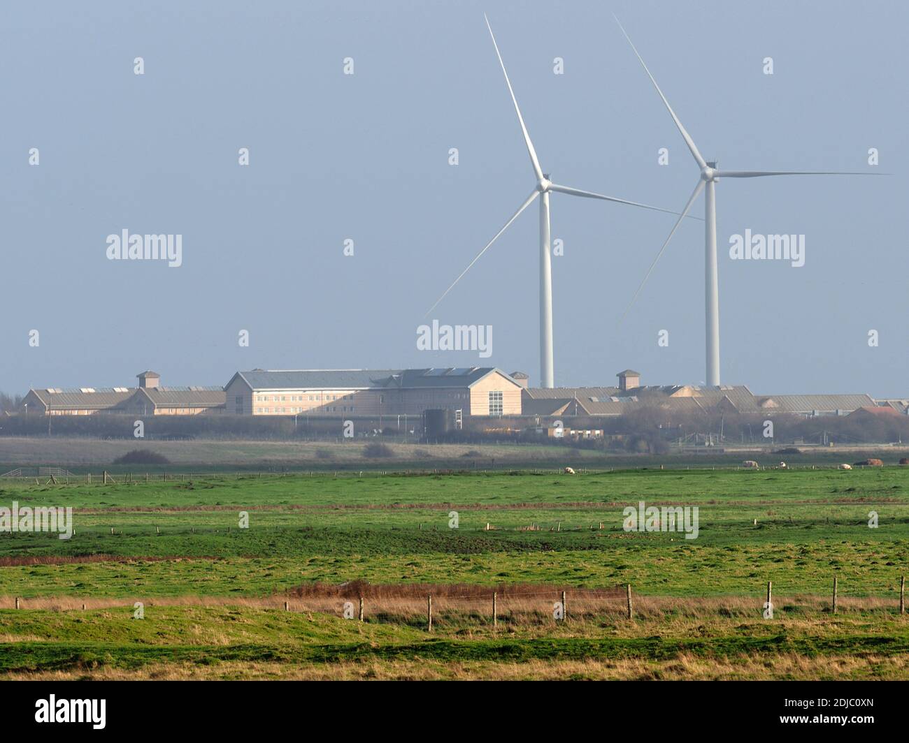 Elmley, Kent, Großbritannien. Dezember 2020. Ein Blick auf den Sheppey Prison Cluster in der Ferne über die Elmley Sümpfe auf der Isle of Sheppey in Swale, Kent. Einige aktuelle Nachrichten haben spekuliert Sheppey 3 Gefängnisse könnten das Epizentrum der immer höher werdenden Covid-Rate im Südosten sein - da die Swale-Gegend die Heimat vieler Pendler nach London ist - und könnte ein Katalysator für London sein, der auf "Tier 3" aufsteigt. Kredit: James Bell/Alamy Live Nachrichten Stockfoto