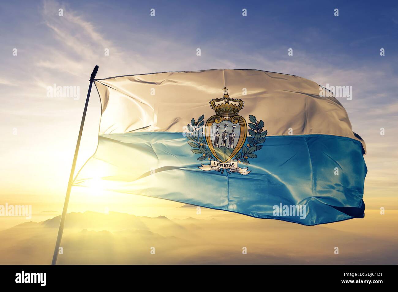 San Marino Flagge winkt auf der Oberseite Sonnenaufgang Nebel Stockfoto