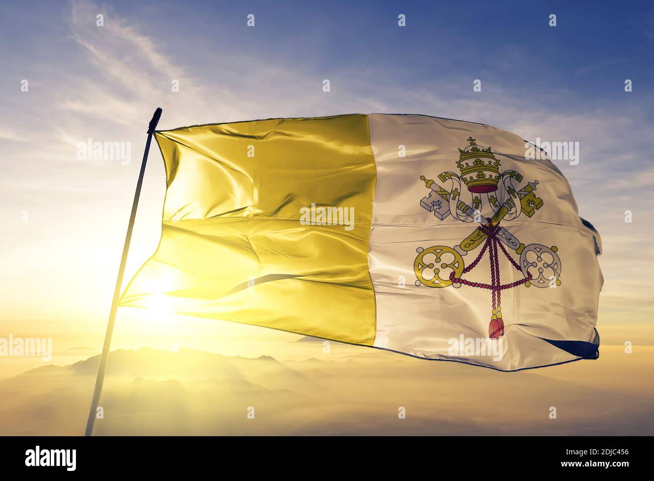 Vatikanstadt Flagge winkt auf der Oberseite Sonnenaufgang Nebel Stockfoto