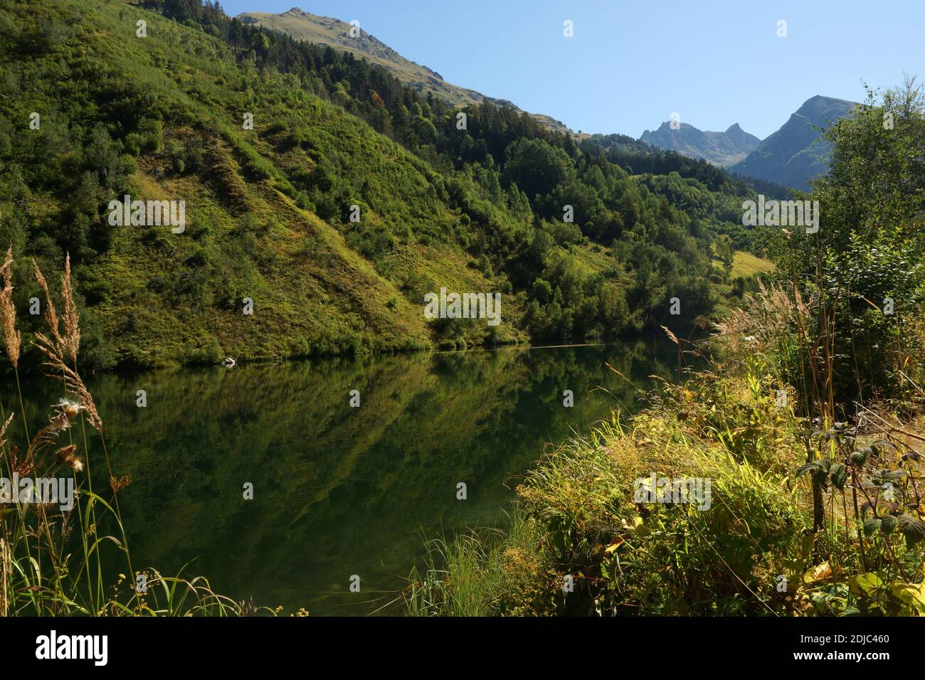 Berglandschaft. Tumanly-Kel Lake. Kaukasus-Gebirge in der Karatschai-Tscherkess Republik, Teberda Naturschutzgebiet, Russland. Stockfoto